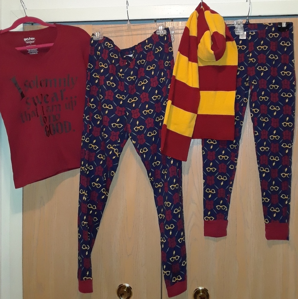 Harry Potter leggings, scarf and tshirt!
